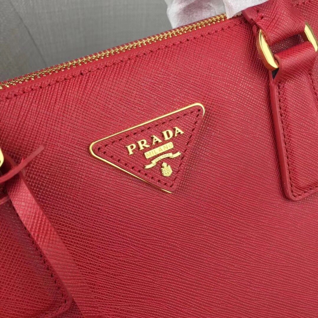 Pra*a medium galleria bag in red saffiano leather
