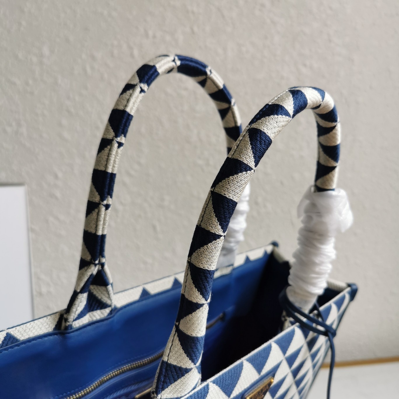 Pra*a symbole large bag in white/blue jjacquard fabric