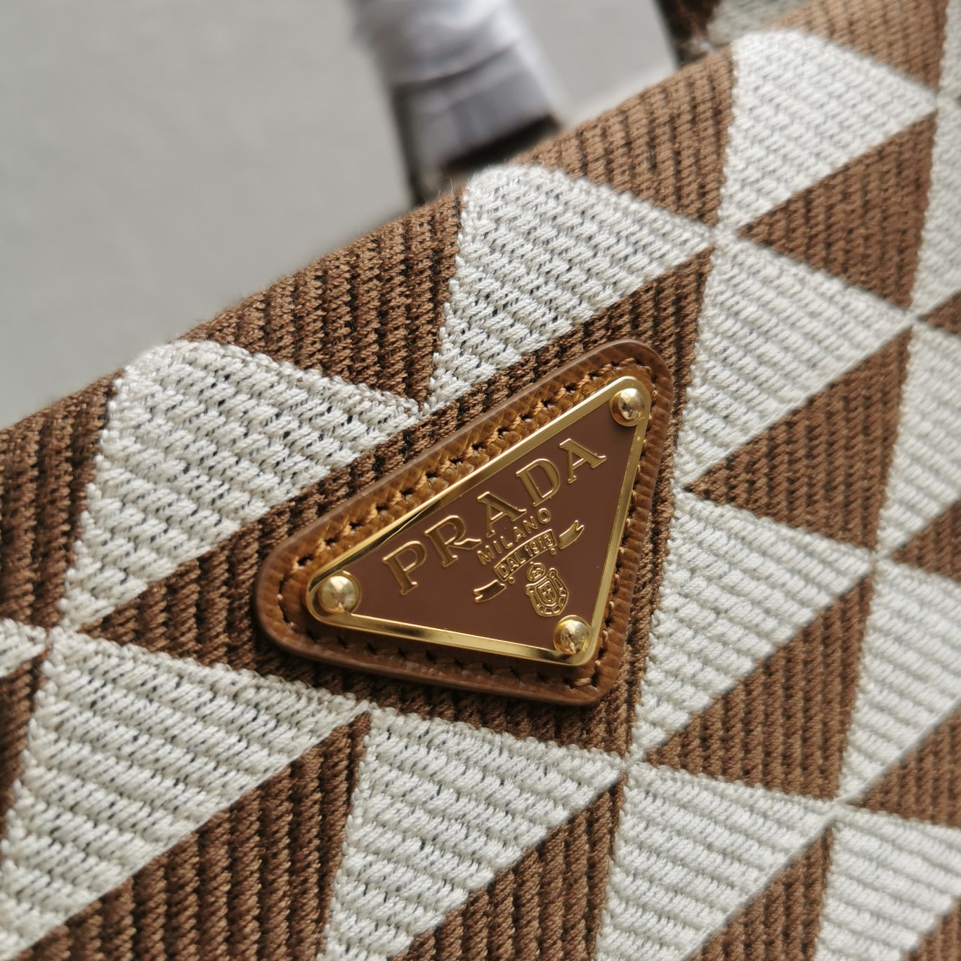 Pra*a symbole large bag in white/brown jjacquard fabric