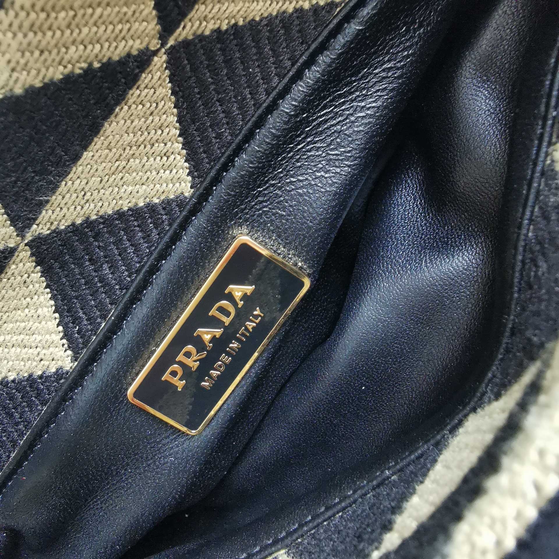 pra*a S*pernova small shoulder bag in black/beige fabric
