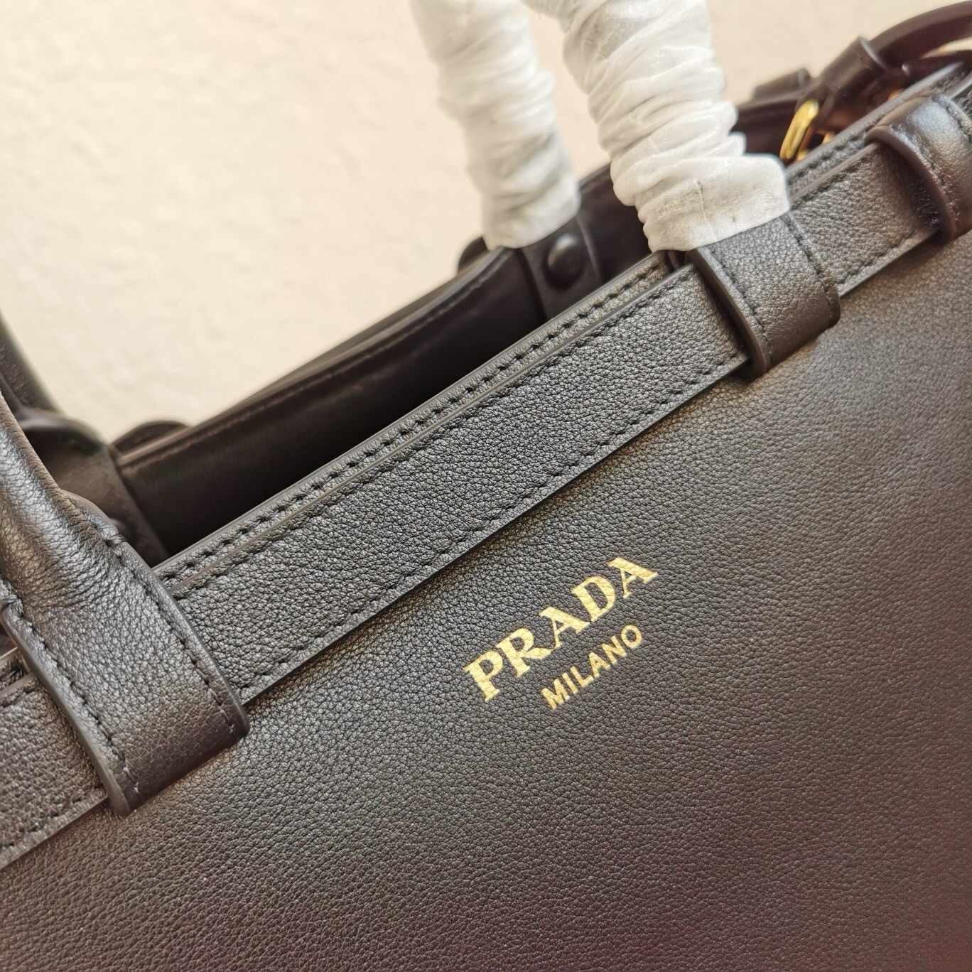 Pra*a small handbag in black leather with belt