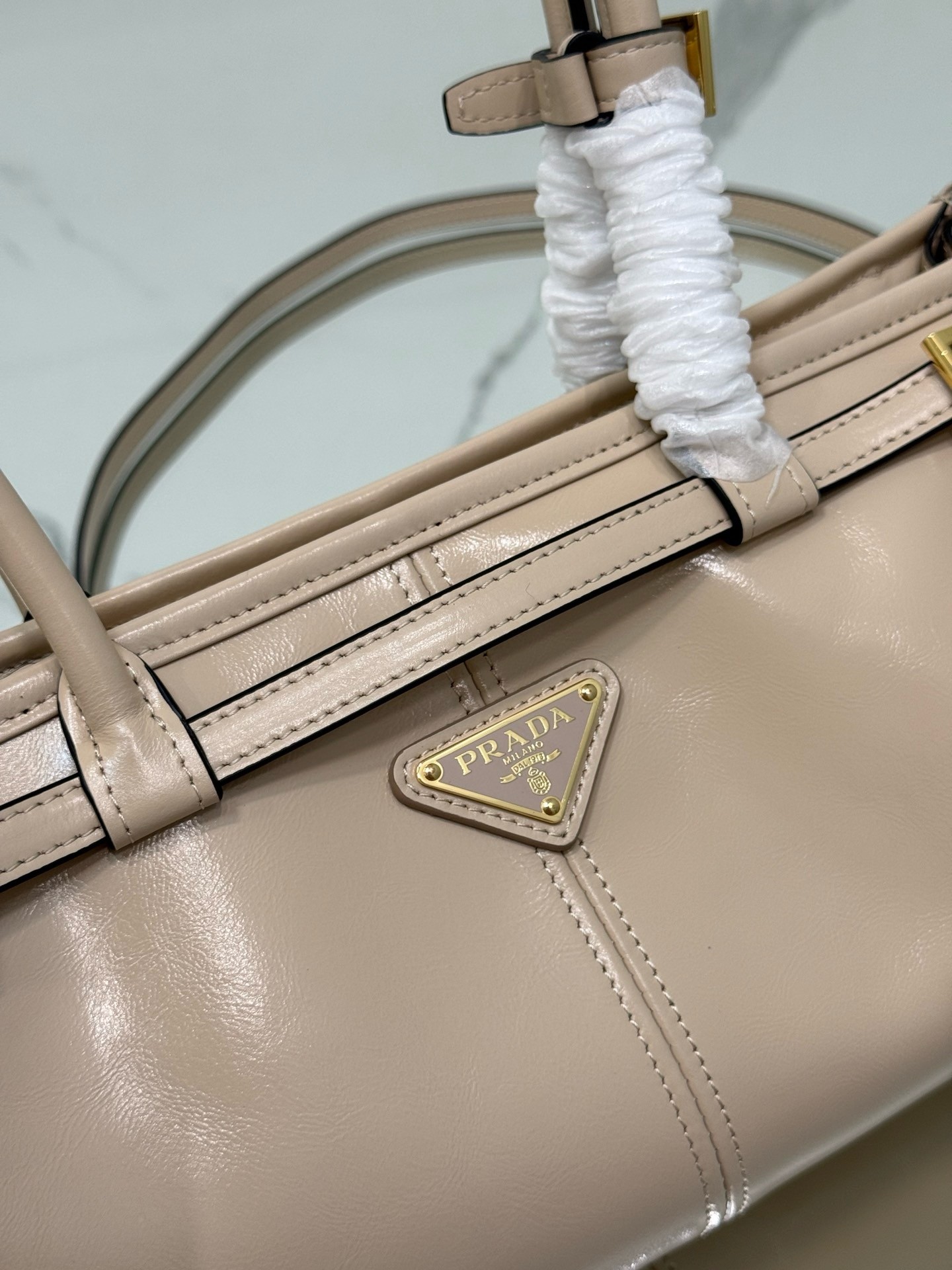Pra*a medium tote bag in beige soft leather
