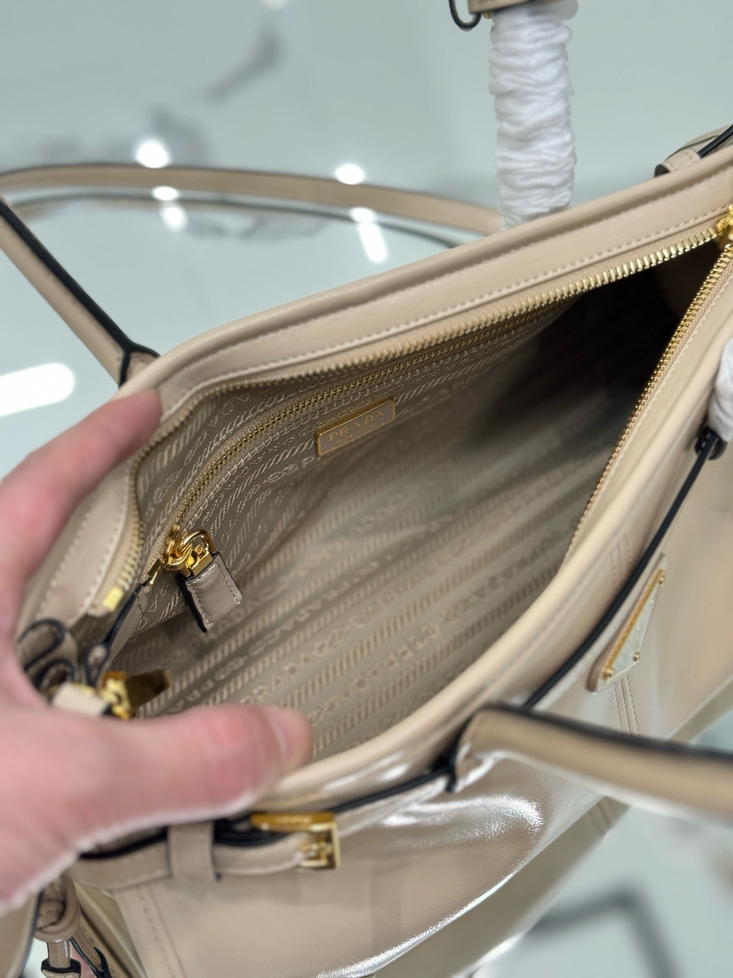 Pra*a medium tote bag in beige soft leather