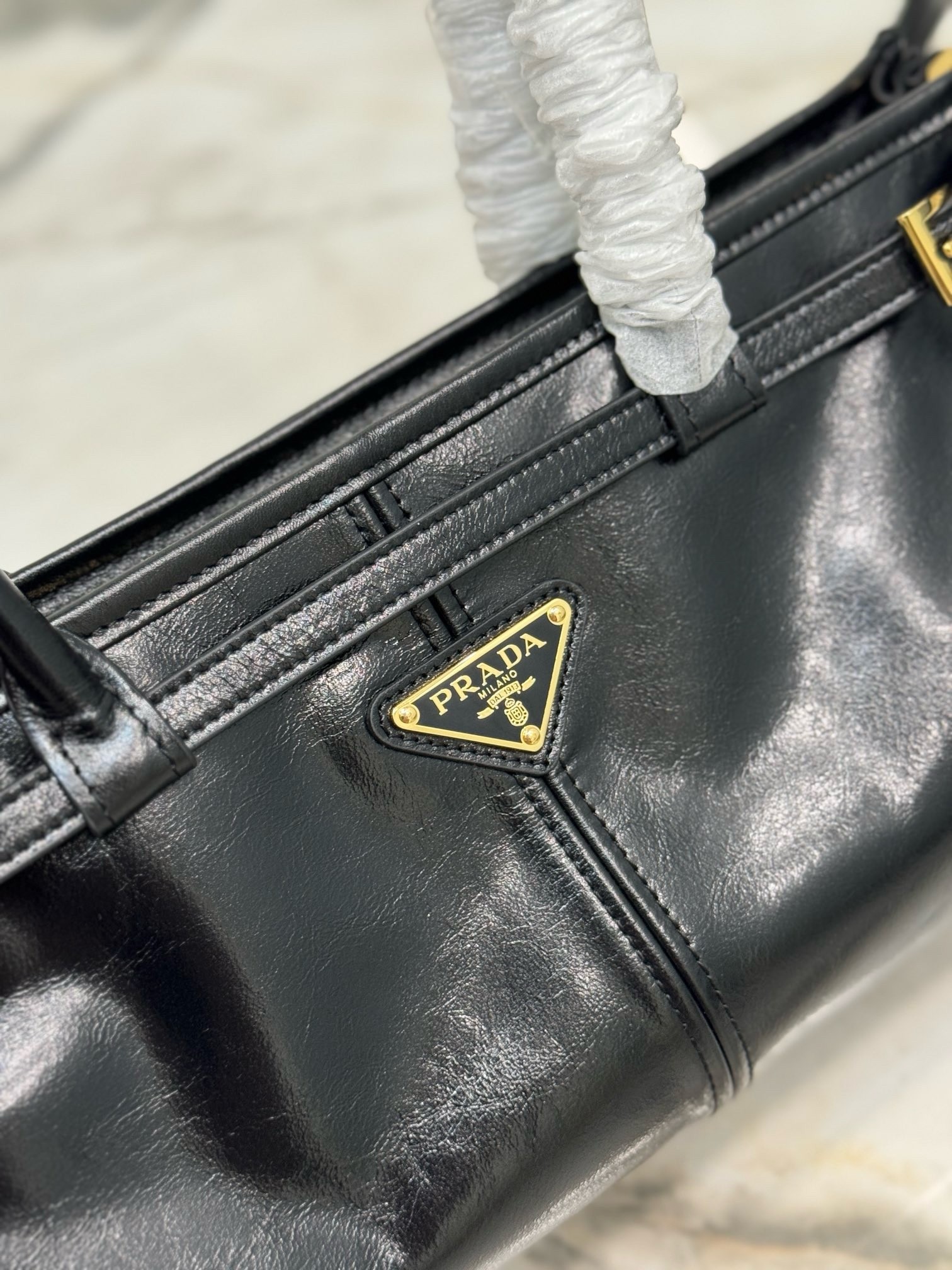 Pra*a medium tote bag in black soft leather