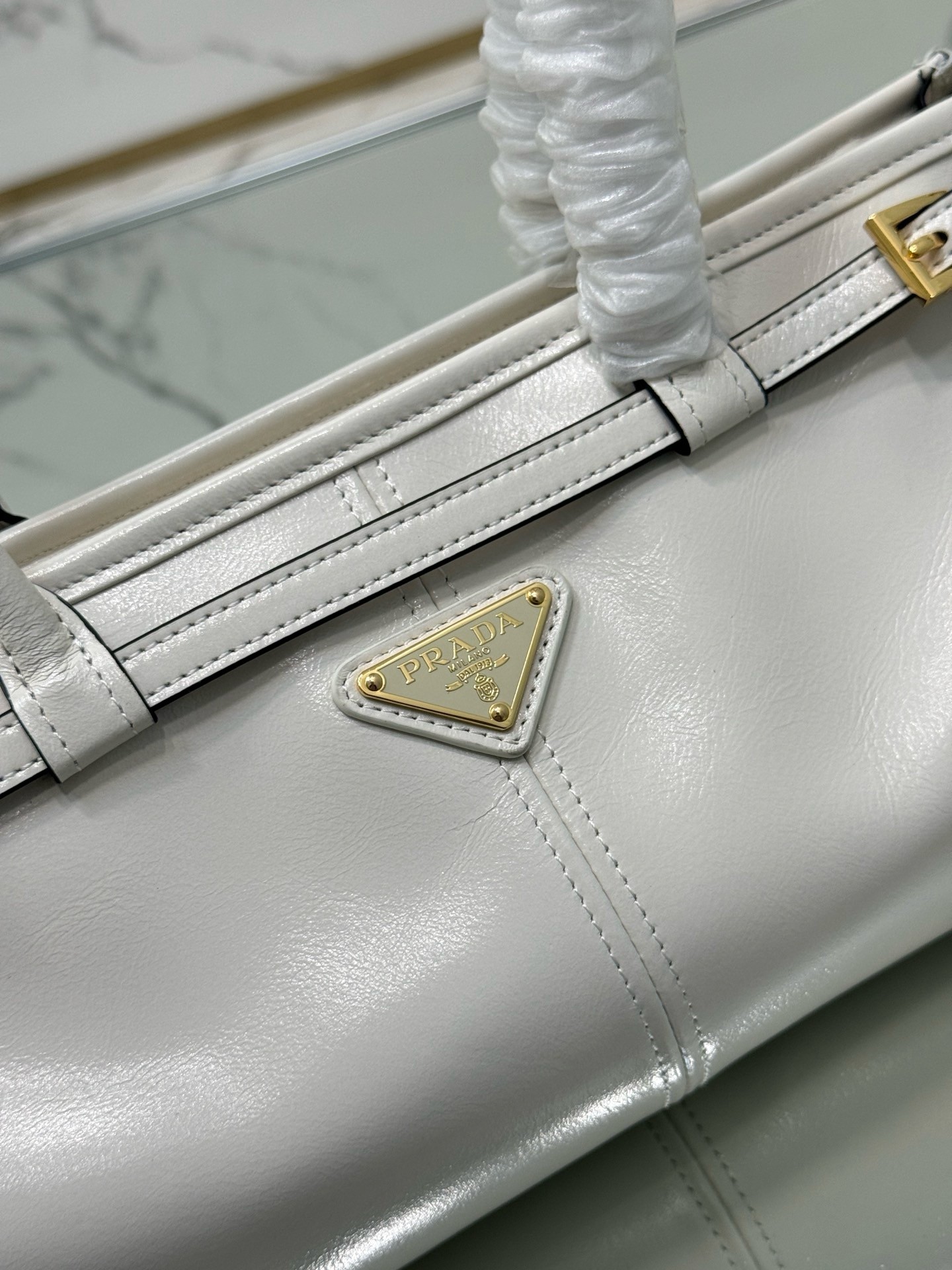 Pra*a medium tote bag in ivory soft leather