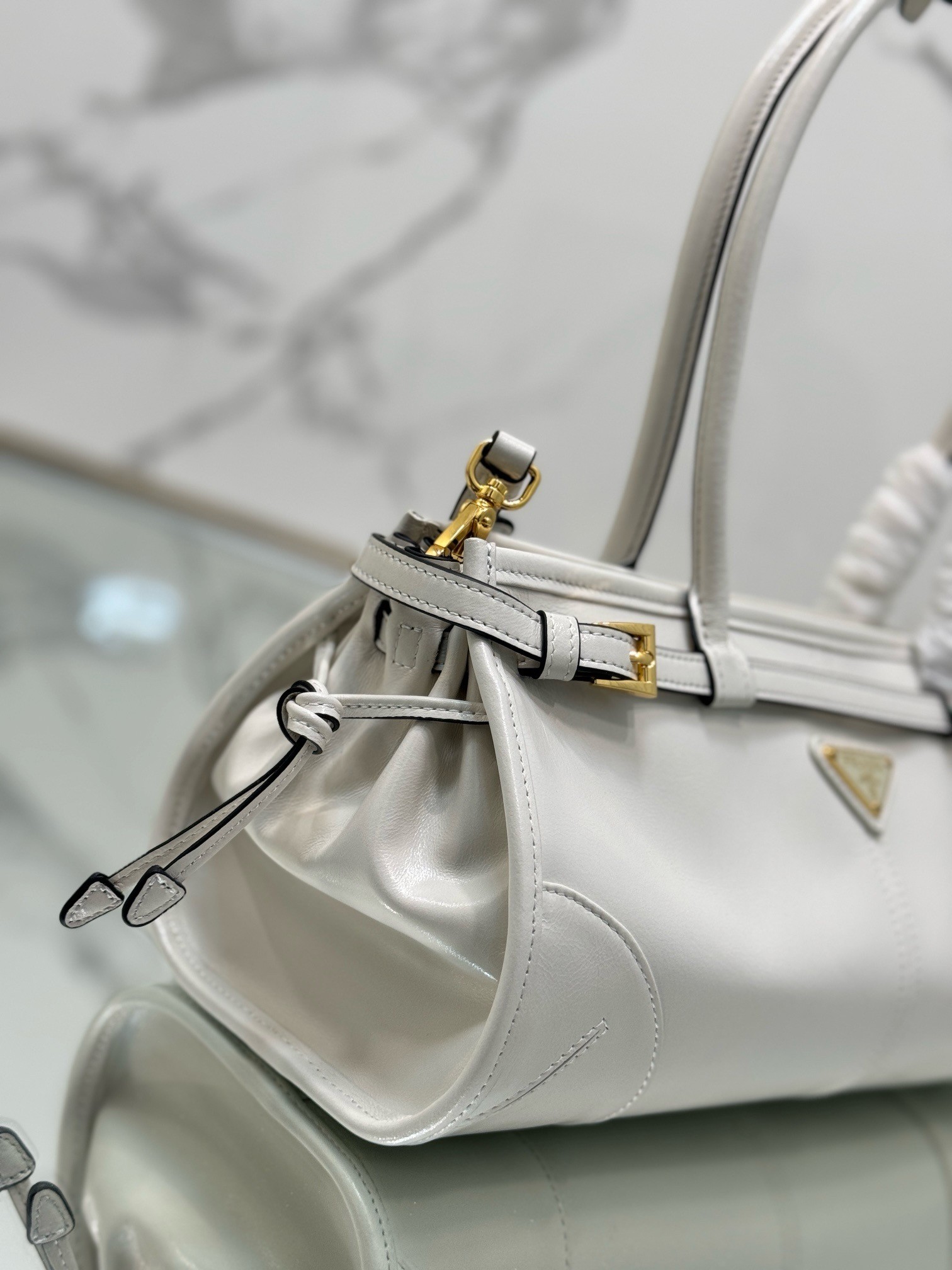 Pra*a medium tote bag in ivory soft leather