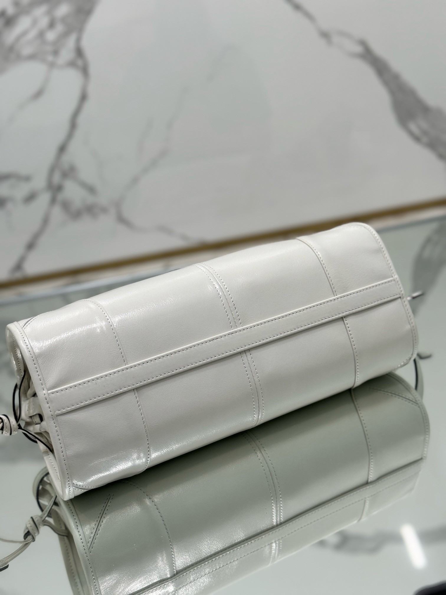 Pra*a medium tote bag in ivory soft leather