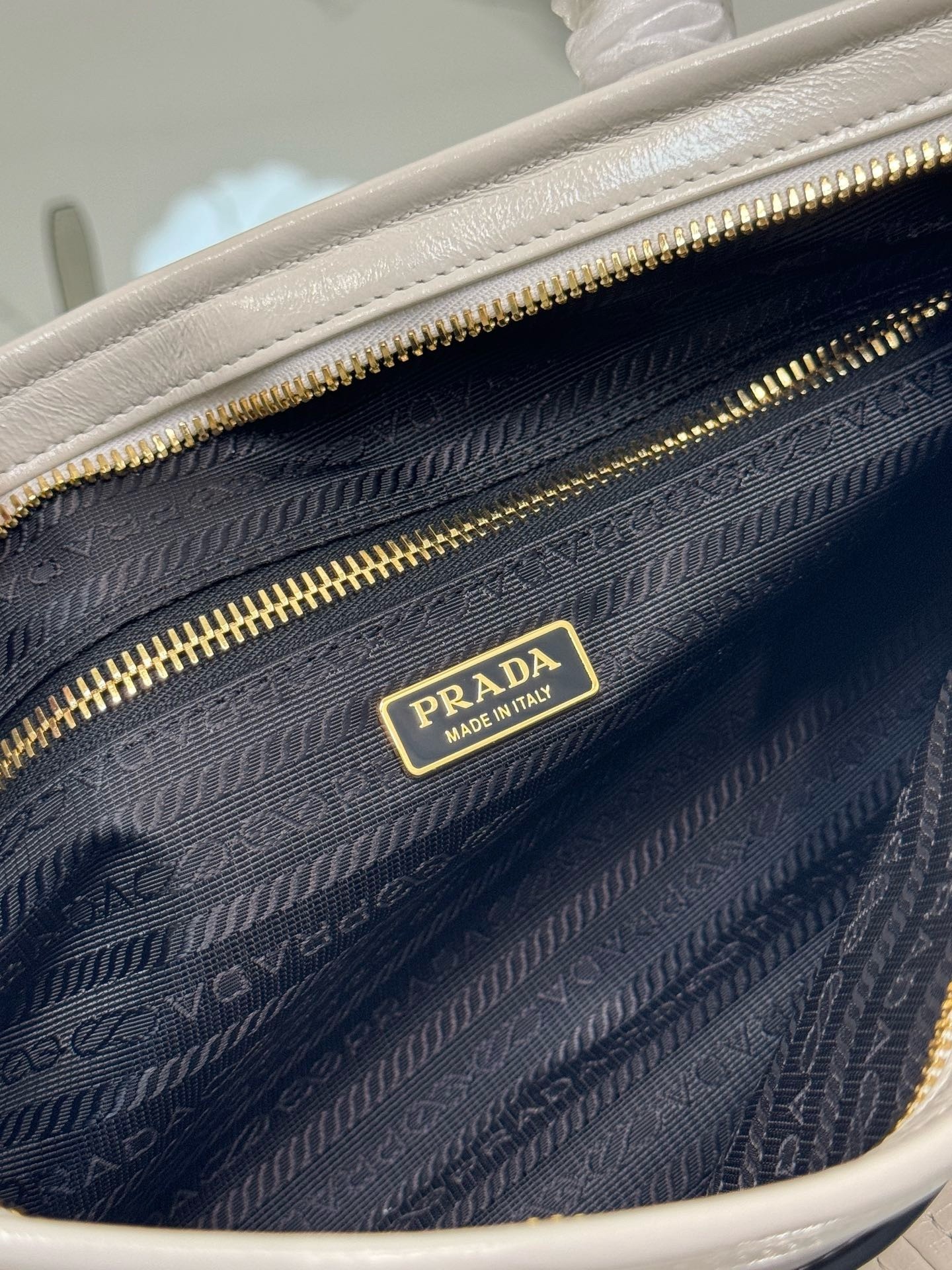 Pra*a medium tote bag in ivory soft leather