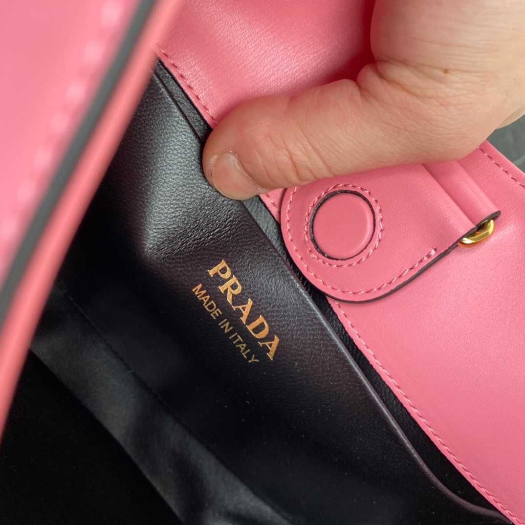 Pra*a shoulder bag in pink leather