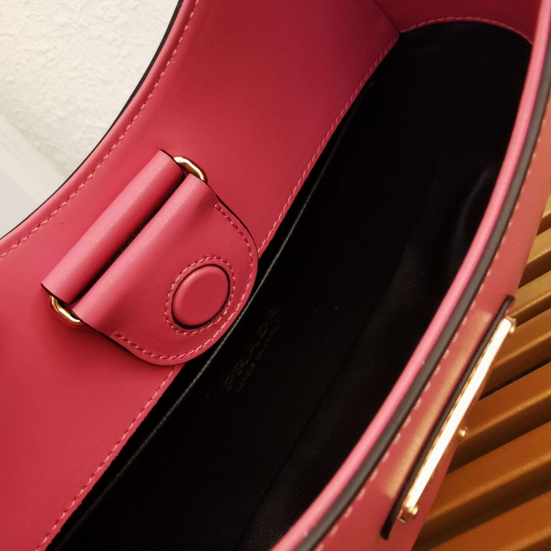 Pra*a shoulder bag in pink leather