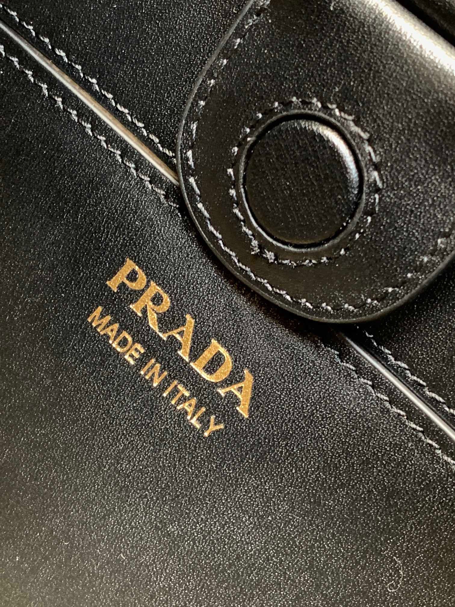 Pra*a shoulder bag in woven straw and black leather