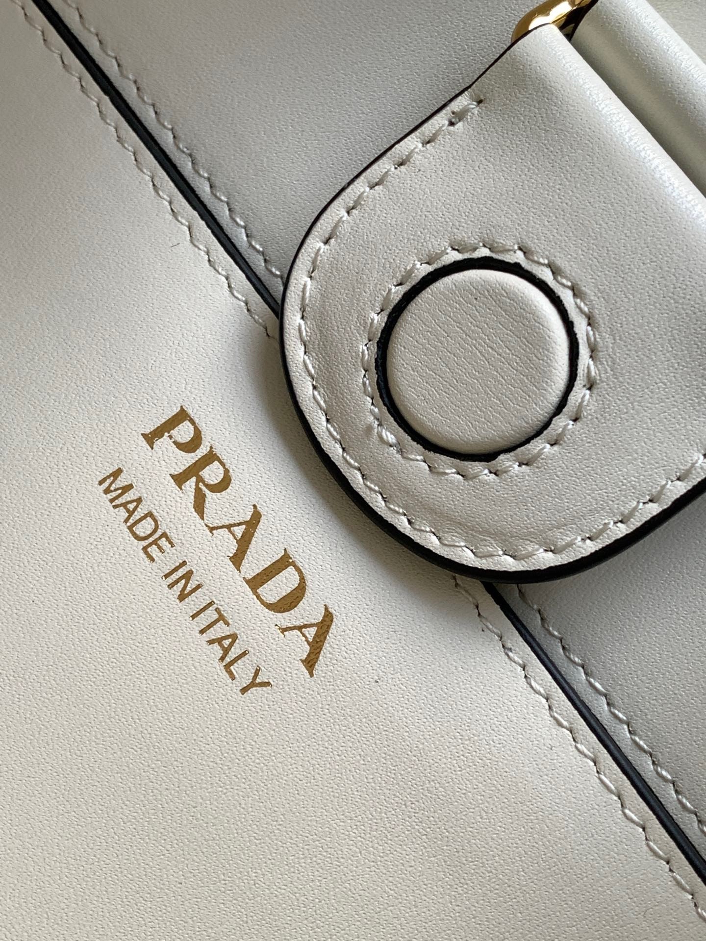 Pra*a shoulder bag in woven straw and white leather