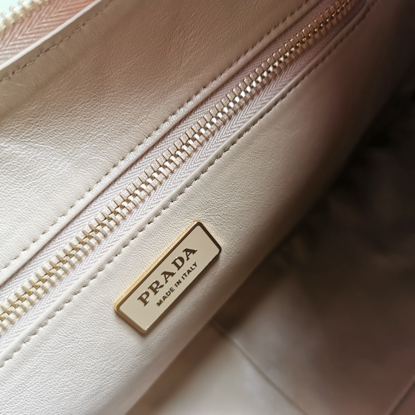 Pra*a aimee large shoulder bag in travertine leather