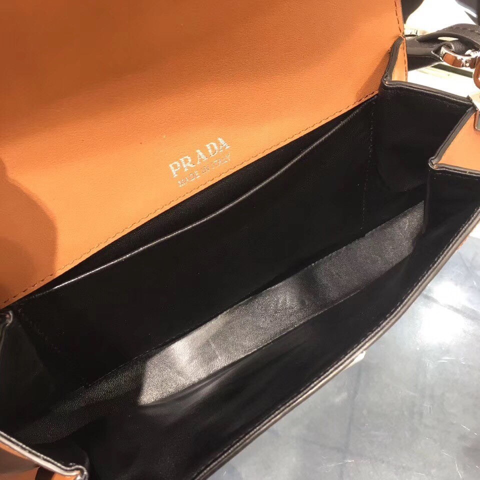 Pra*a sidonie shoulder bag in brown/black leather