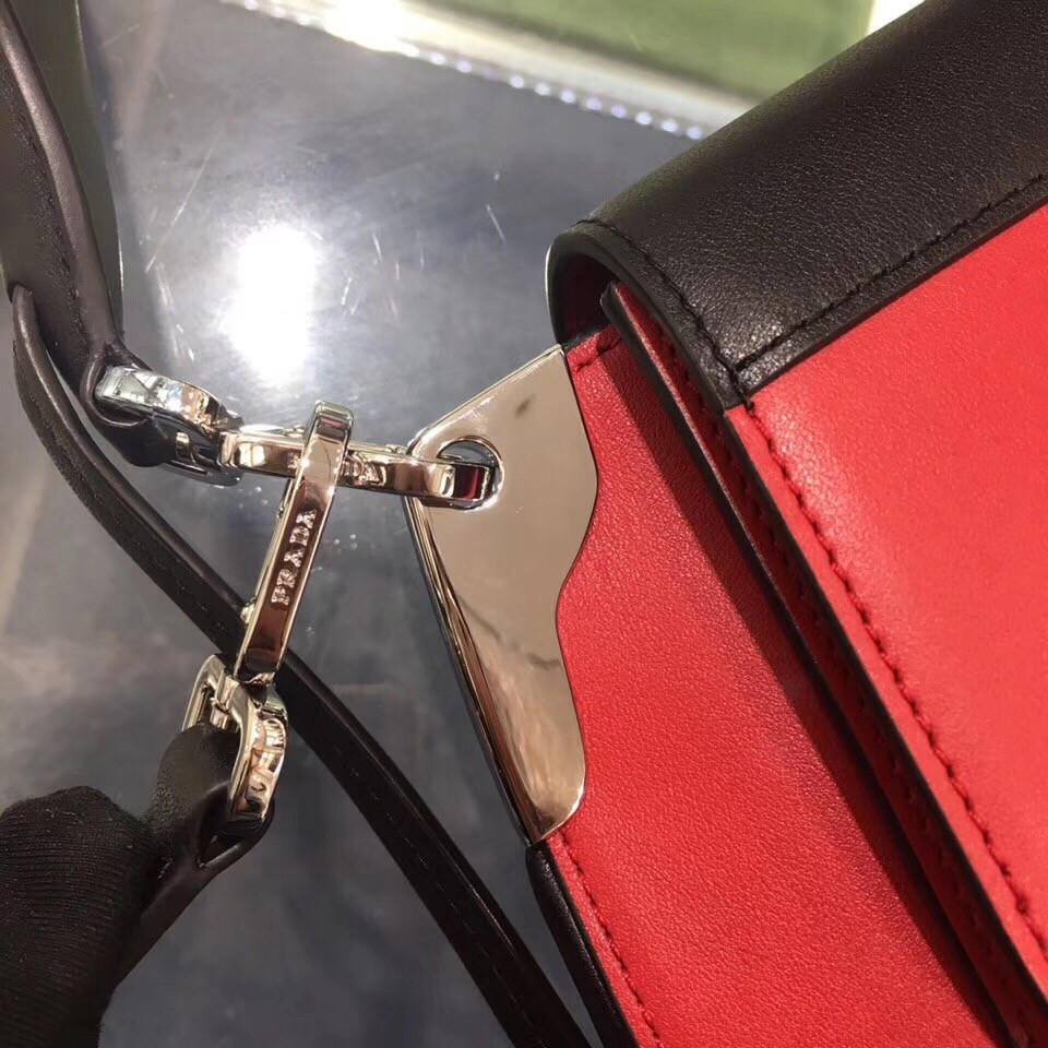 Pra*a sidonie shoulder bag in red/black leather