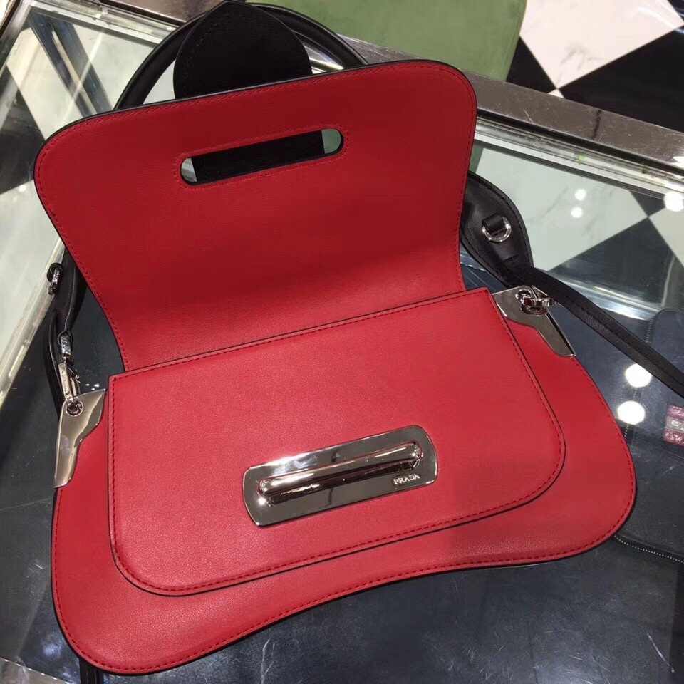 Pra*a sidonie shoulder bag in red/black leather