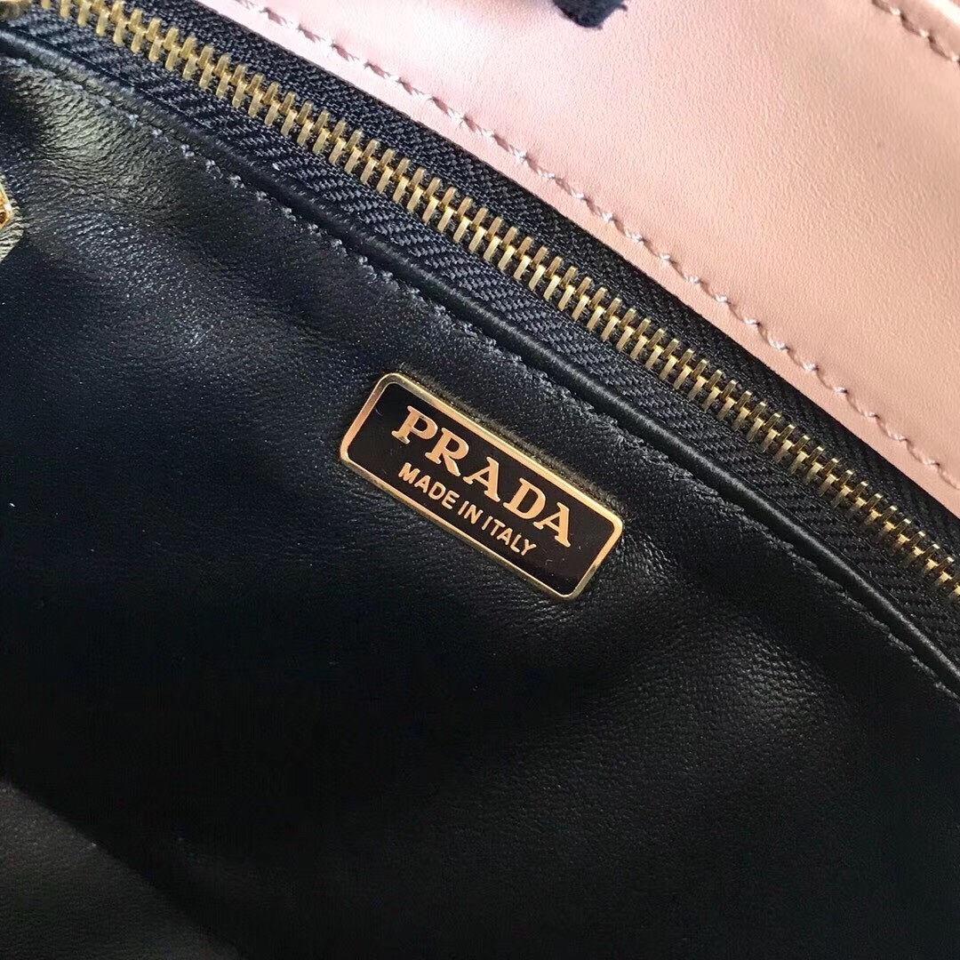 Pra*a embleme bag in powder pink saffiano leather