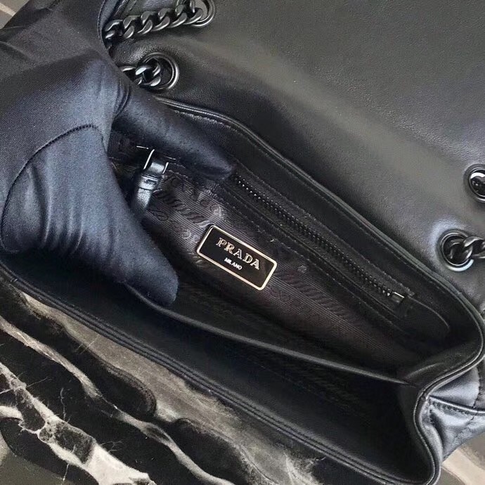 Pra*a spectrum medium bag in black nappa leather
