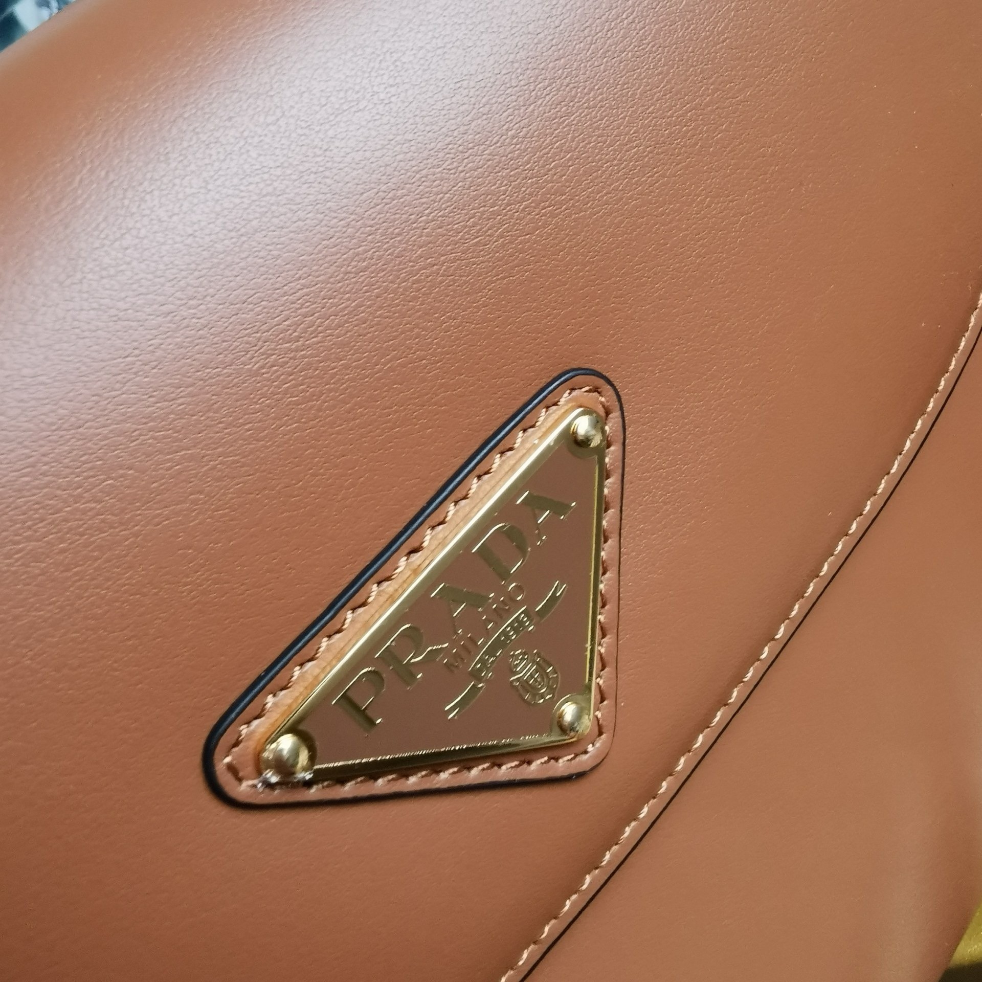 Pra*a arque shoulder bag with flap in brown leather