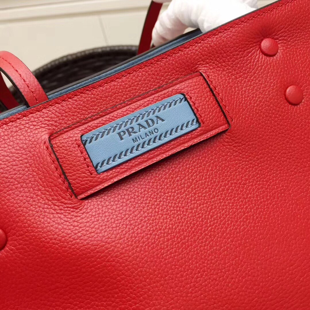Pra*a etiquette tote bag in red calf leather