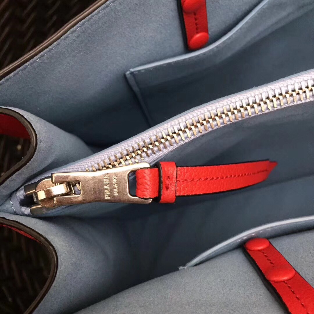 Pra*a etiquette tote bag in red calf leather