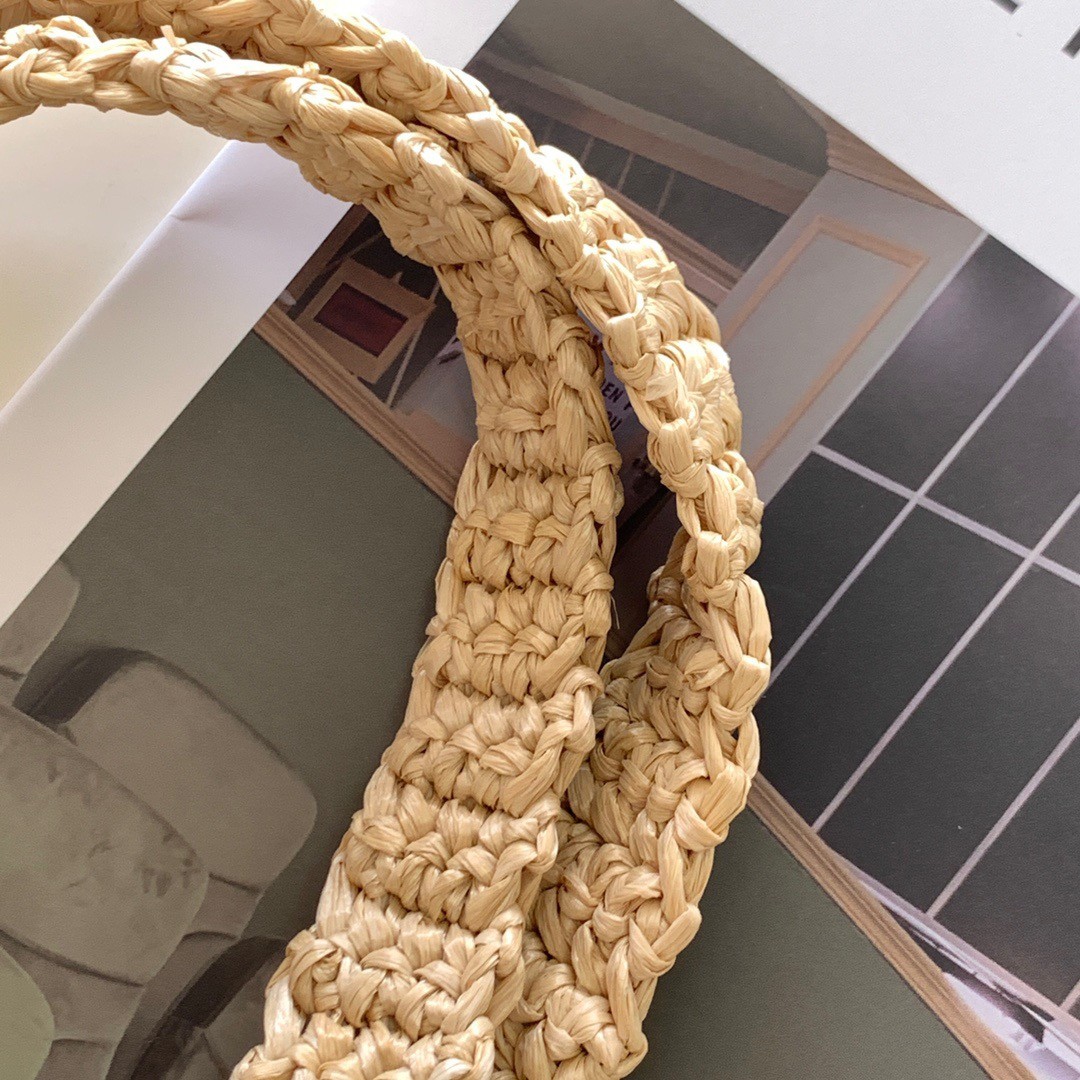 Pra*a small tote bag in beige woven raffia