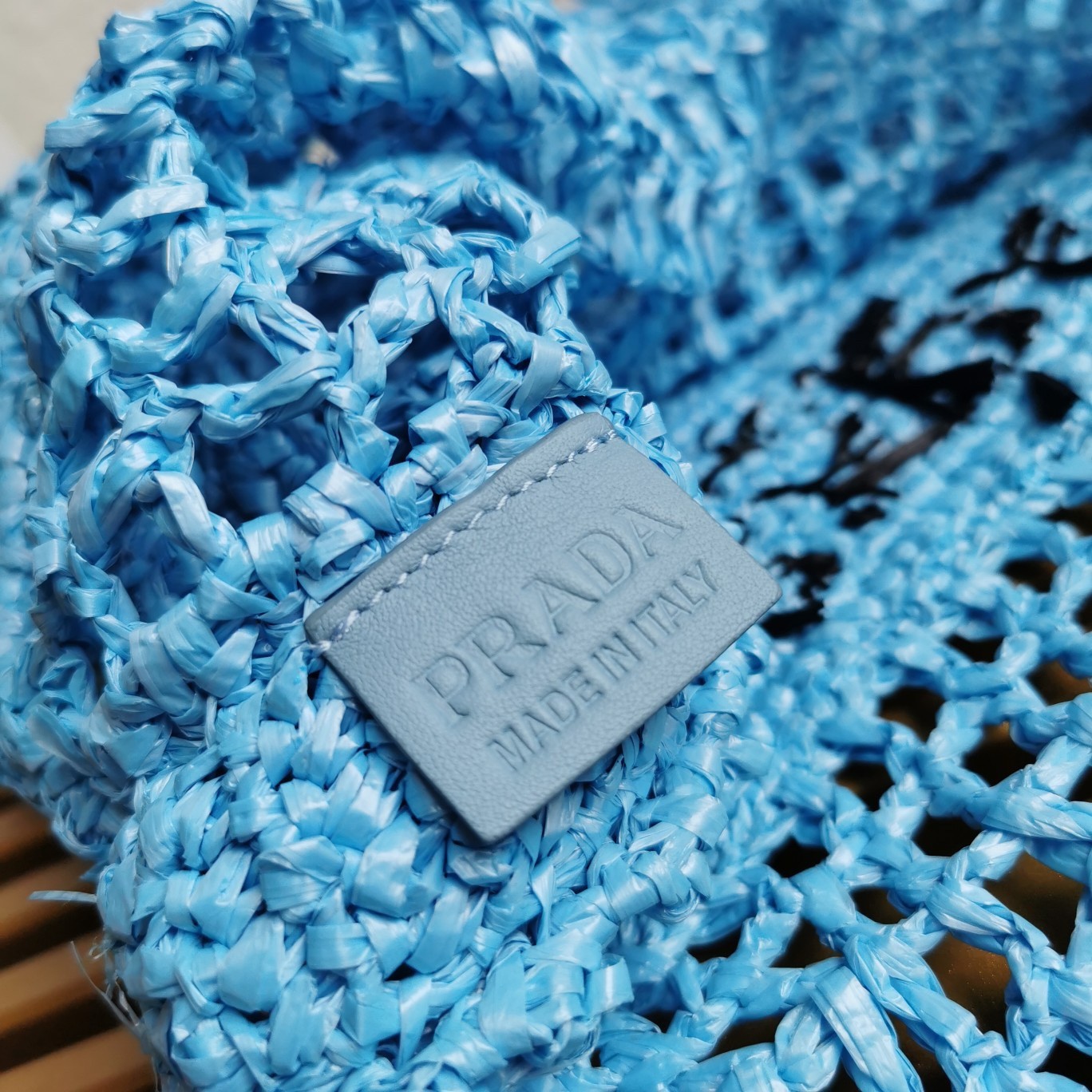 Pra*a small tote bag in blue woven raffia