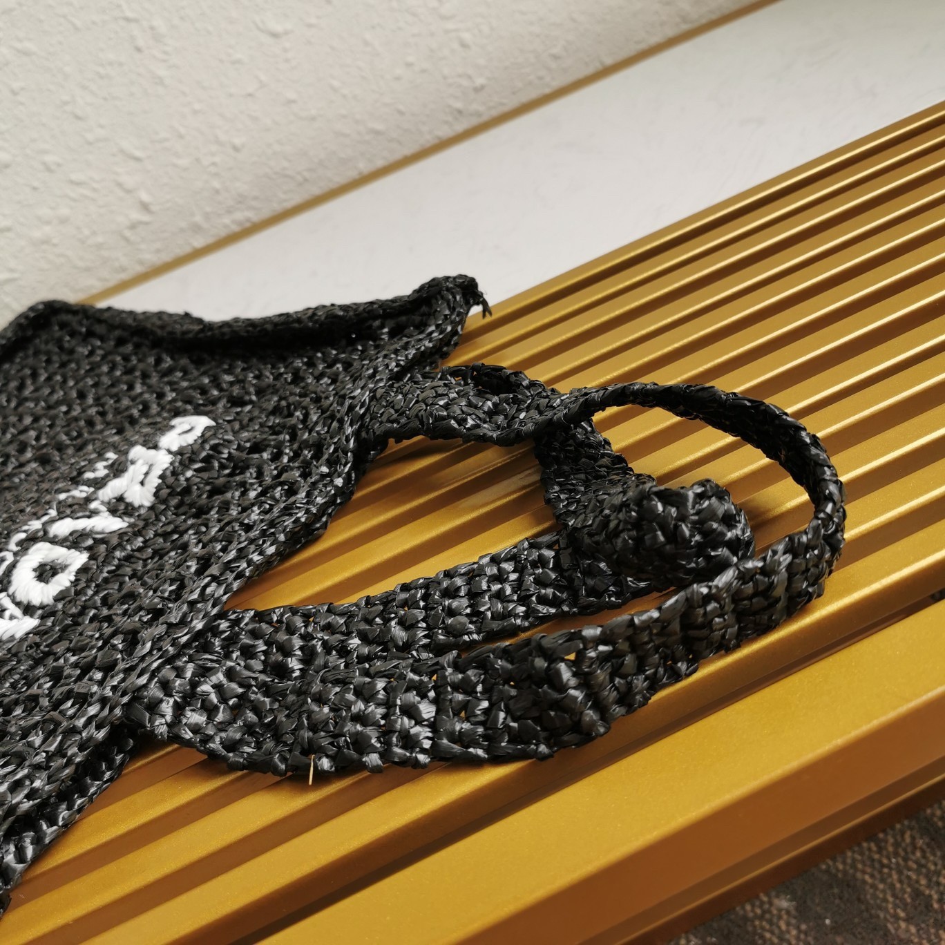 Pra*a small tote bag in black woven raffia