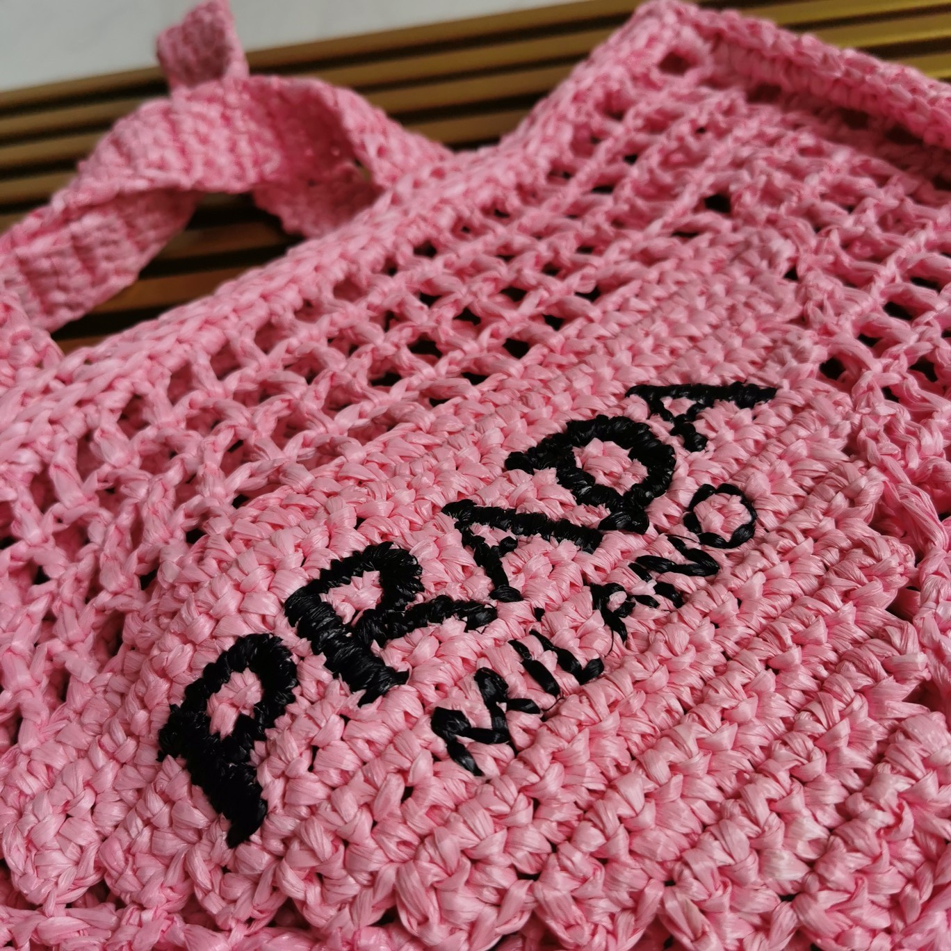 Pra*a small tote bag in pink woven raffia