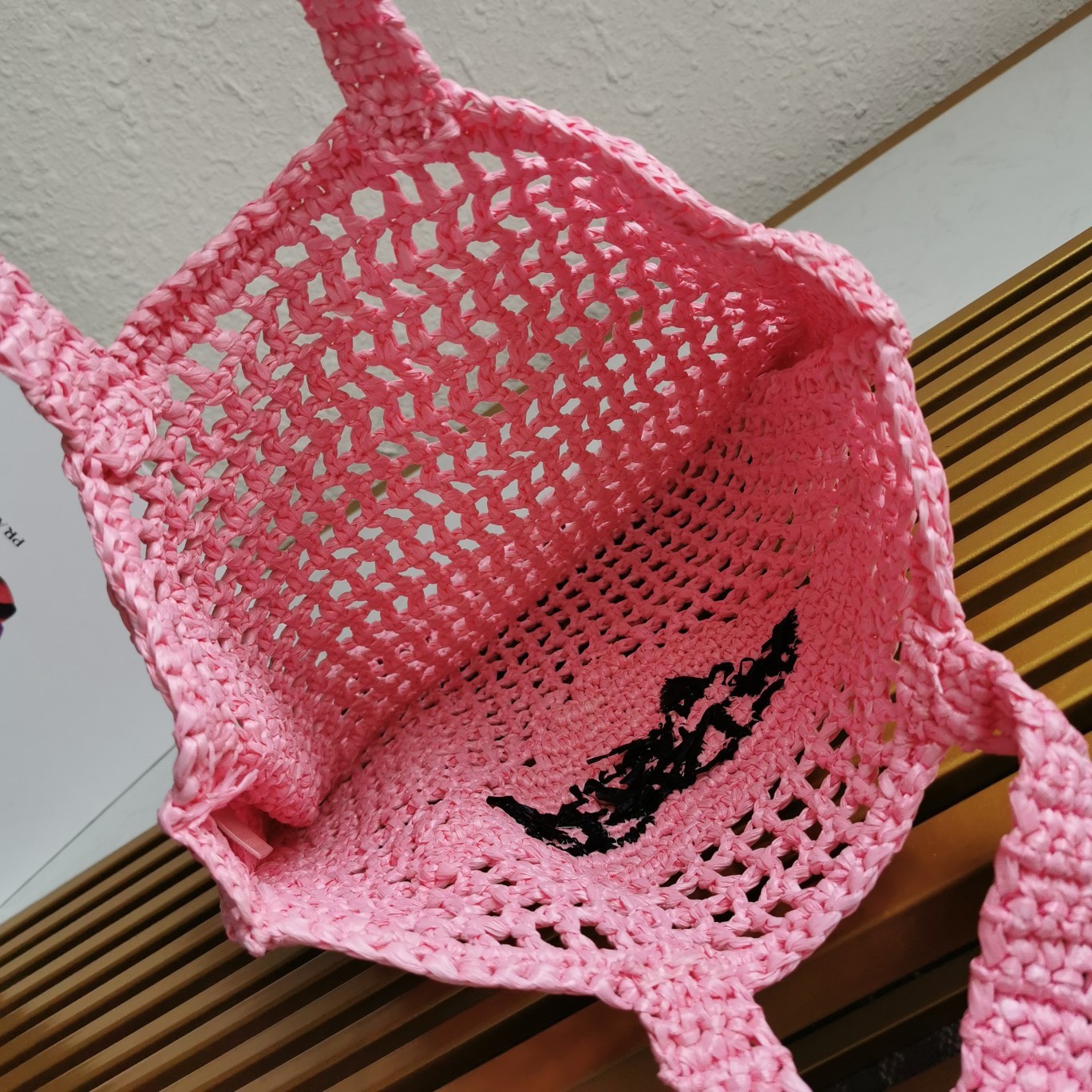 Pra*a small tote bag in pink woven raffia