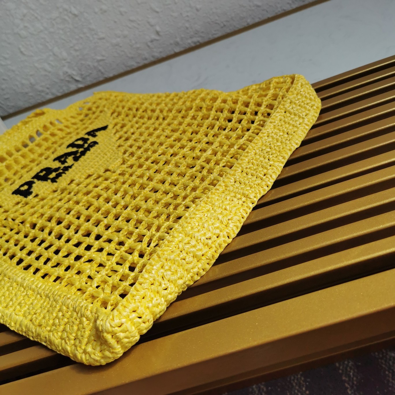 Pra*a small tote bag in yellow woven raffia