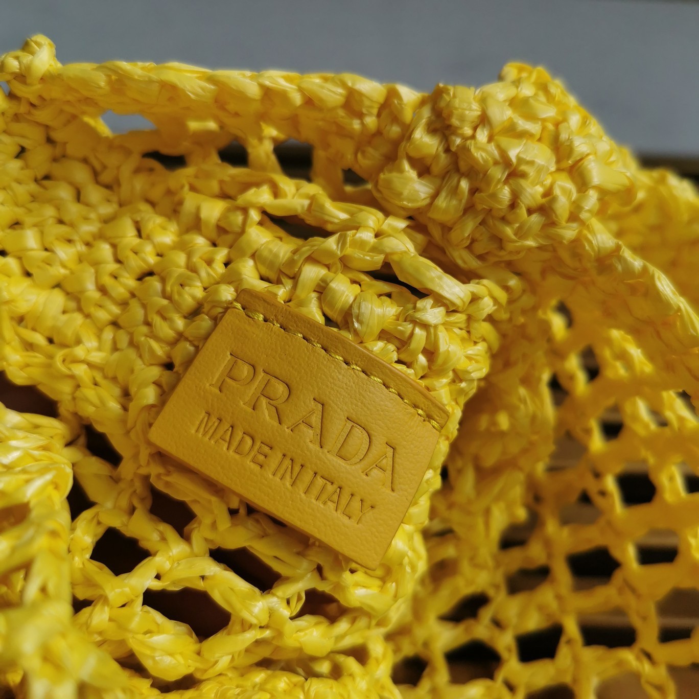 Pra*a small tote bag in yellow woven raffia