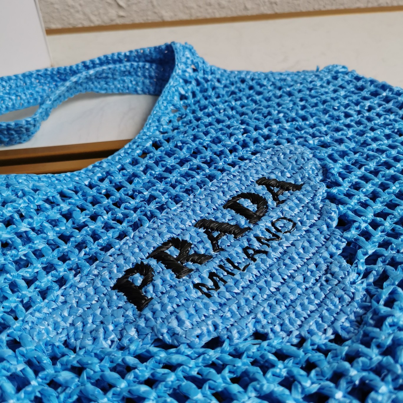 Pra*a large tote bag in blue woven raffia