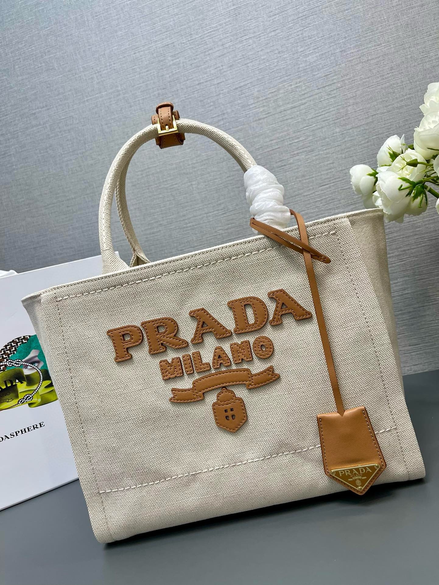 Pra*a medium blend tote bag in linen