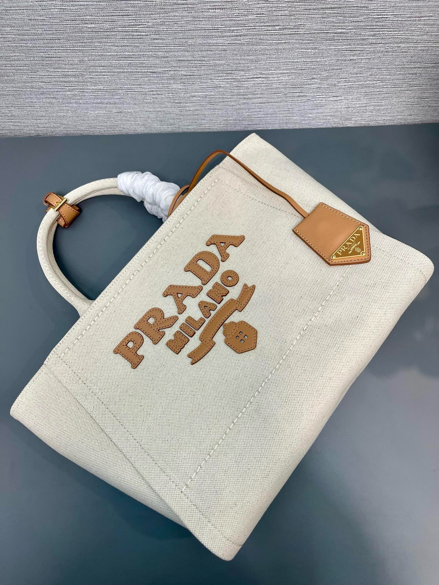 Pra*a medium blend tote bag in linen