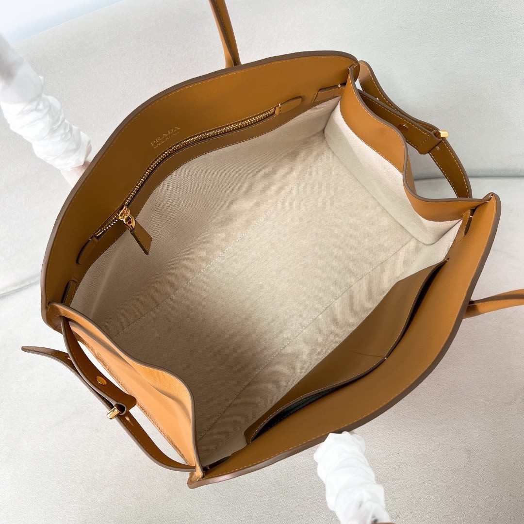 Pra*a large tote bag in brown leather with buckles