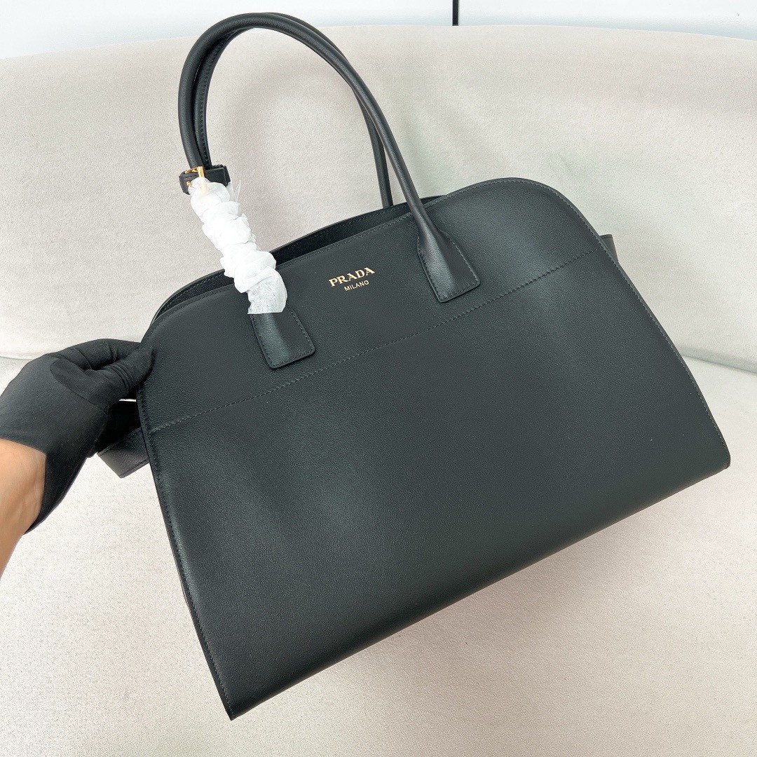 Pra*a large tote bag in black leather with buckles