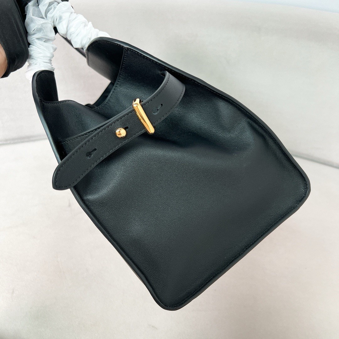 Pra*a large tote bag in black leather with buckles