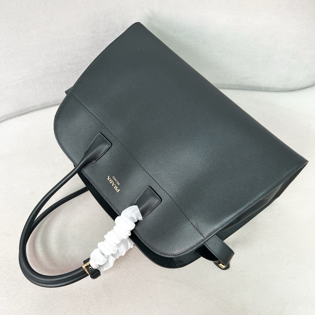 Pra*a large tote bag in black leather with buckles