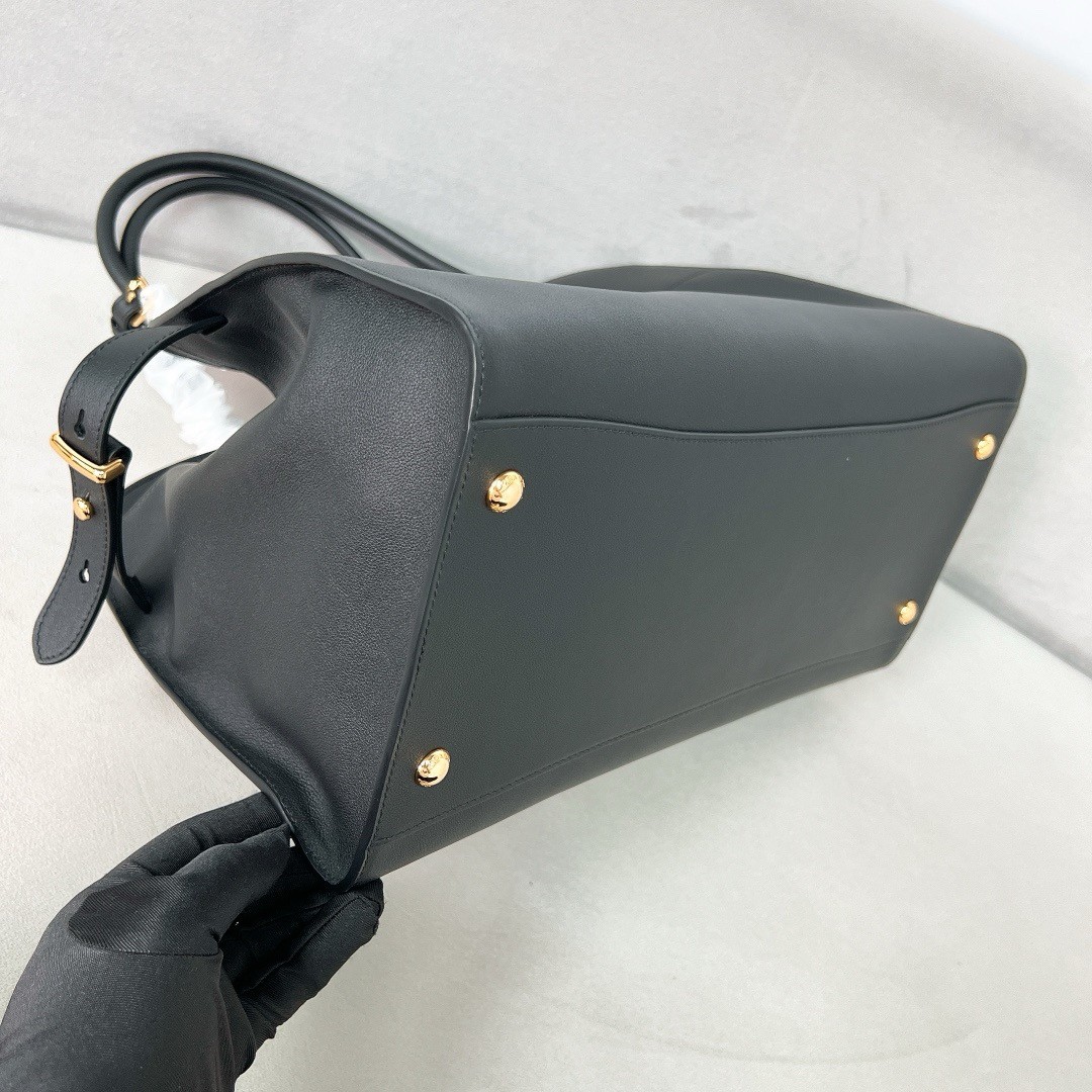 Pra*a large tote bag in black leather with buckles