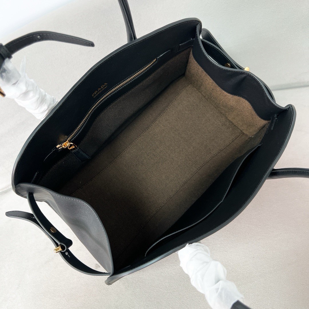 Pra*a large tote bag in black leather with buckles