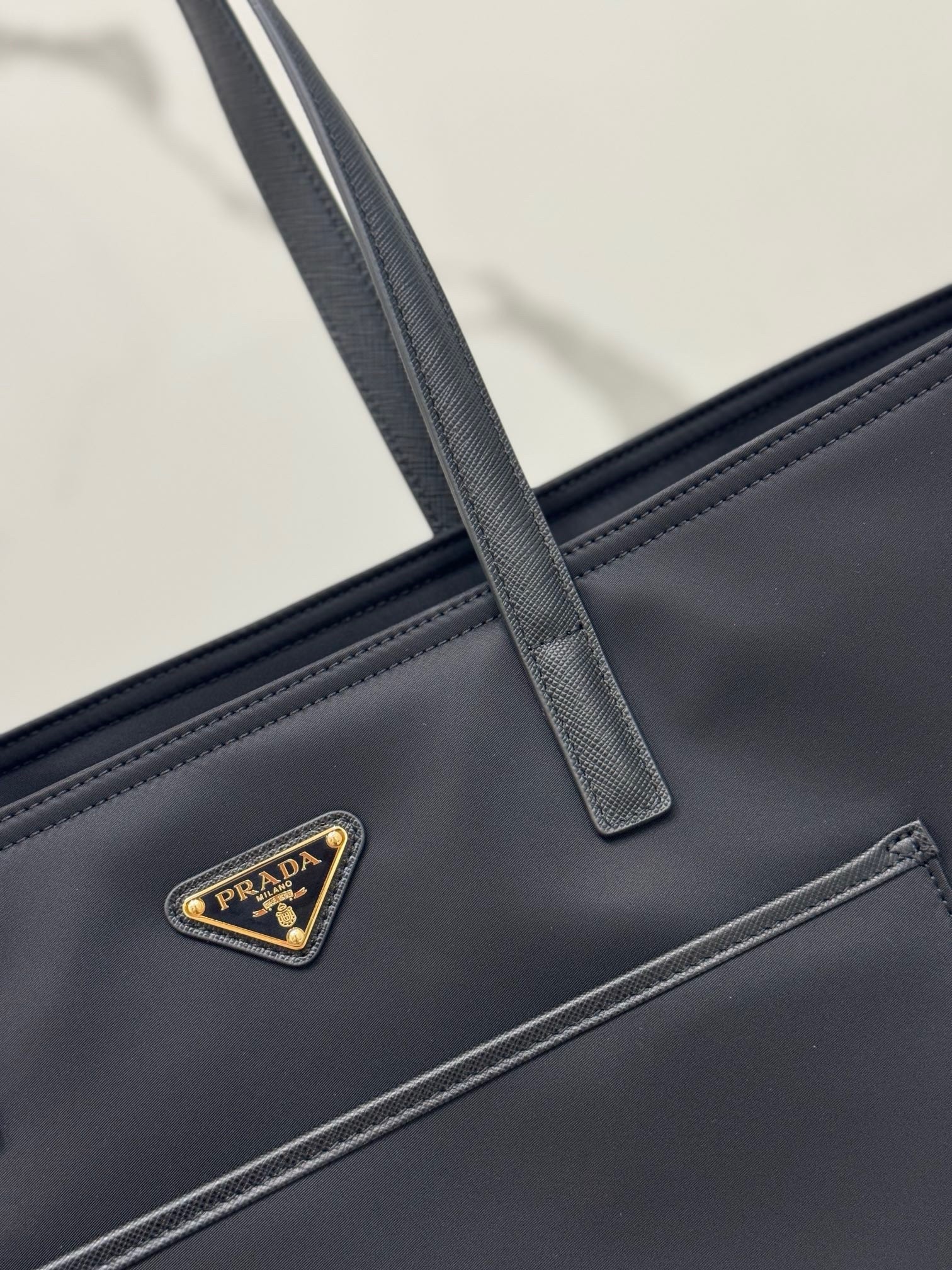 Pra*a re-edition 1978 large tote bag in black re-nylon
