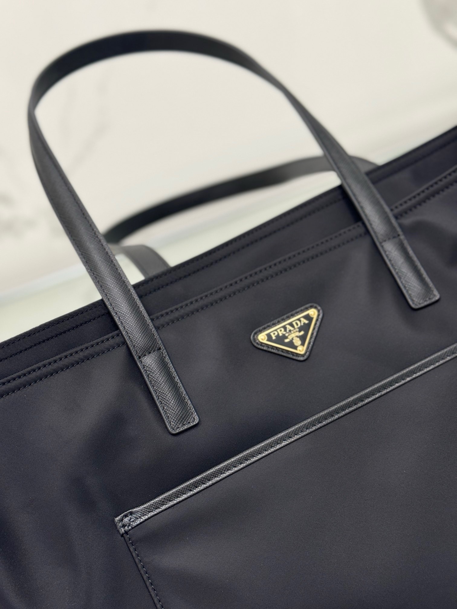 Pra*a re-edition 1978 large tote bag in black re-nylon