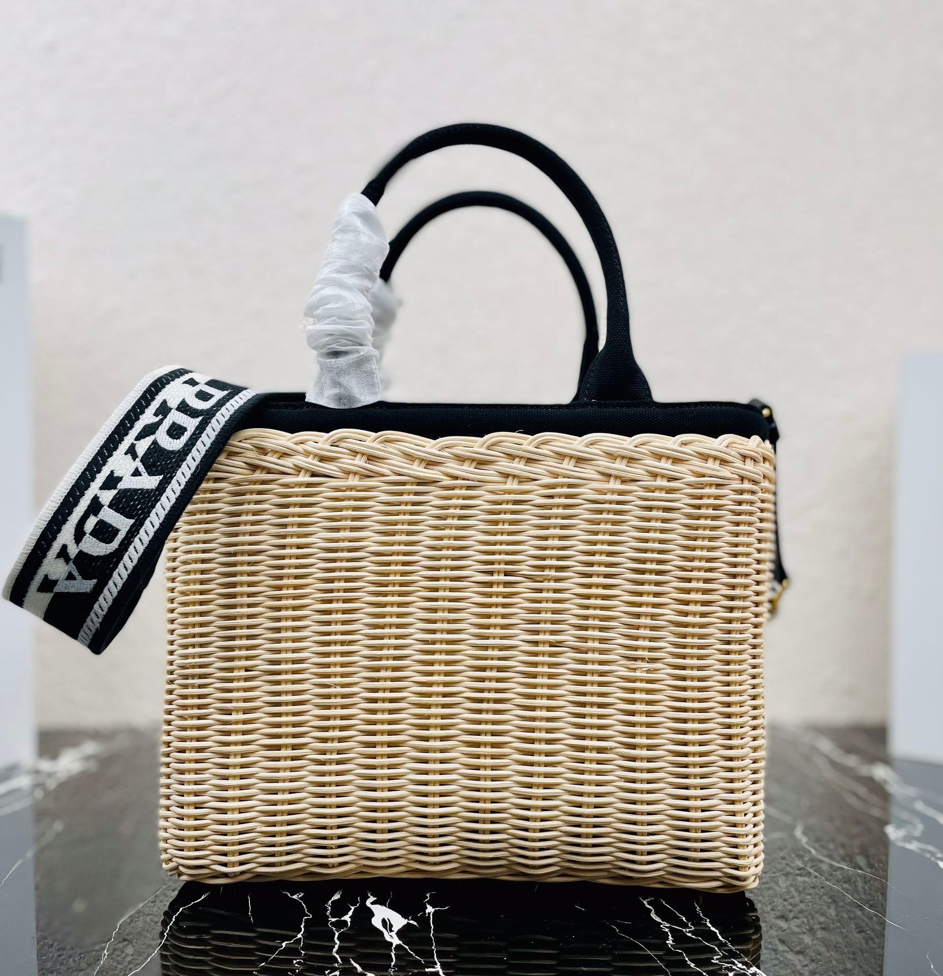 Pra*a tote bag in wicker and black canvas