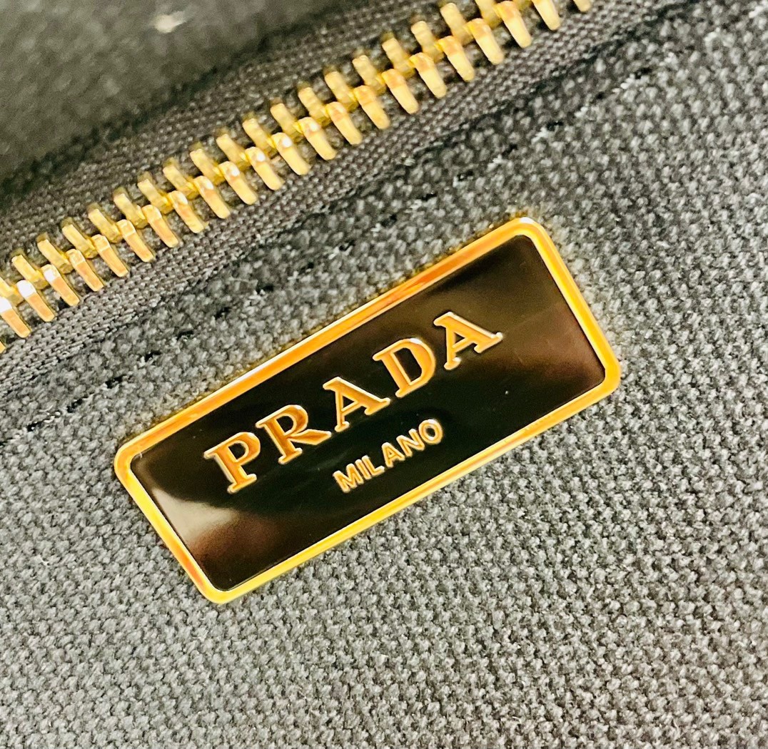 Pra*a tote bag in wicker and black canvas