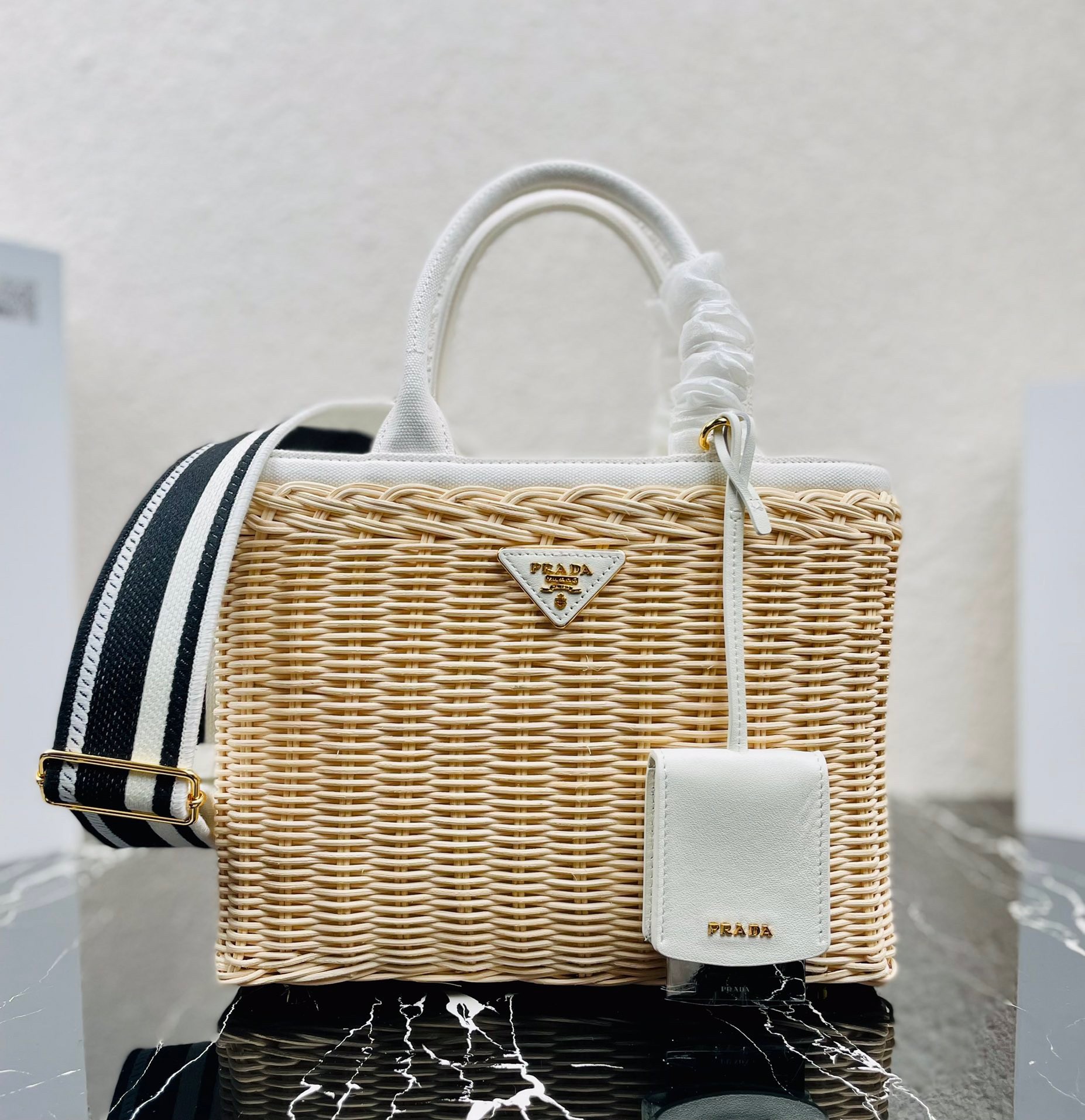 Pra*a tote bag in wicker and white canvas