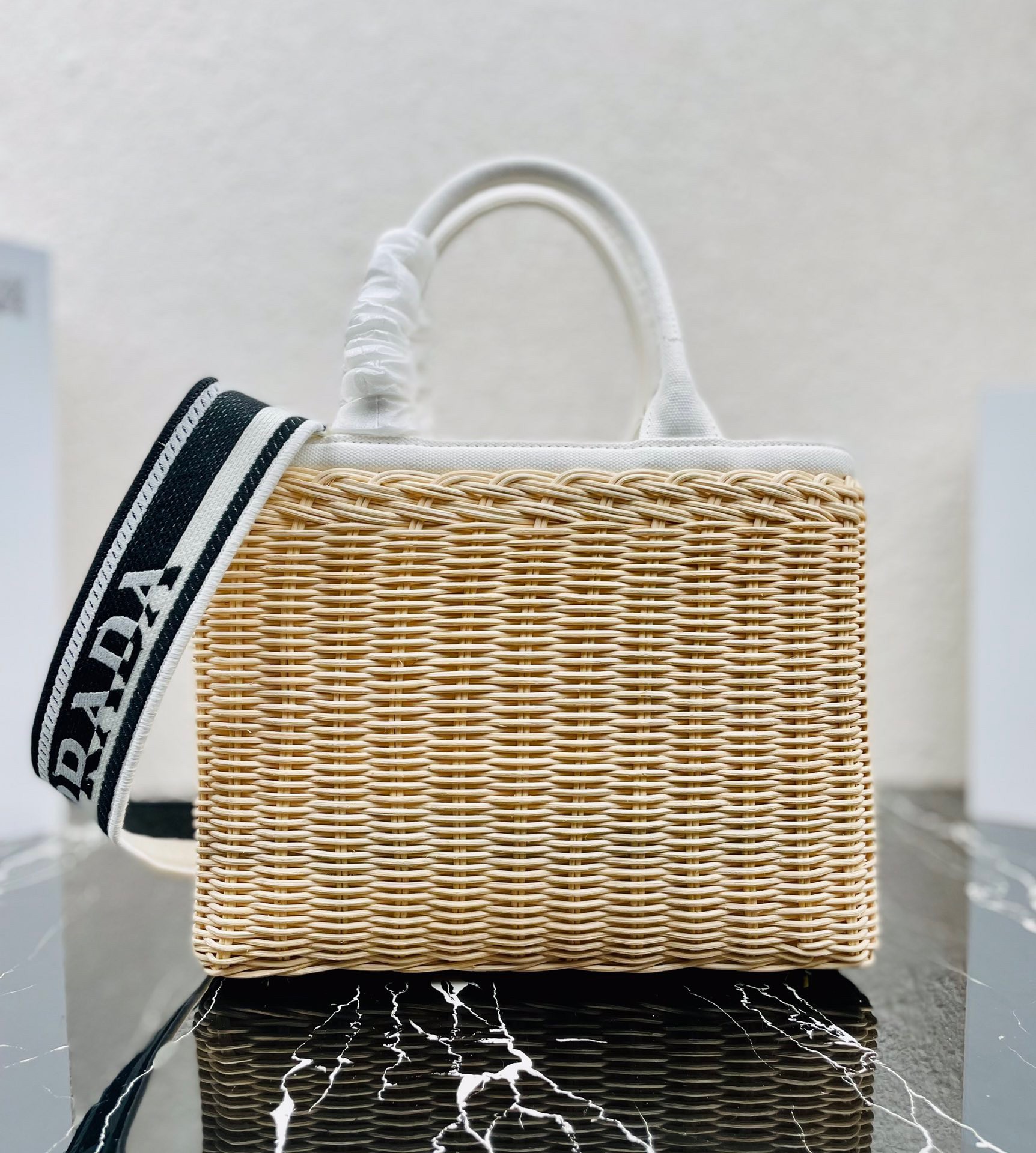 Pra*a tote bag in wicker and white canvas