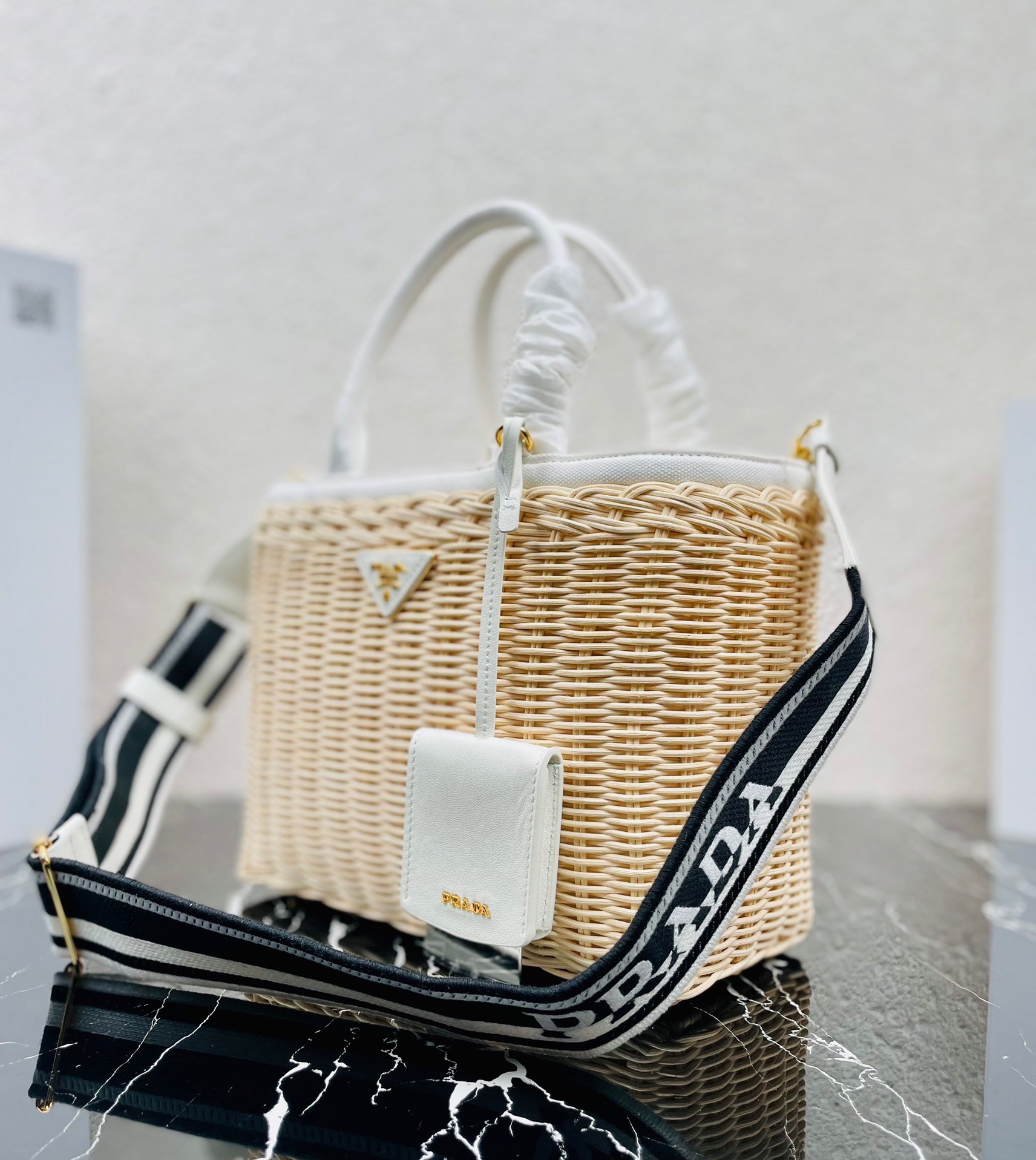 Pra*a tote bag in wicker and white canvas