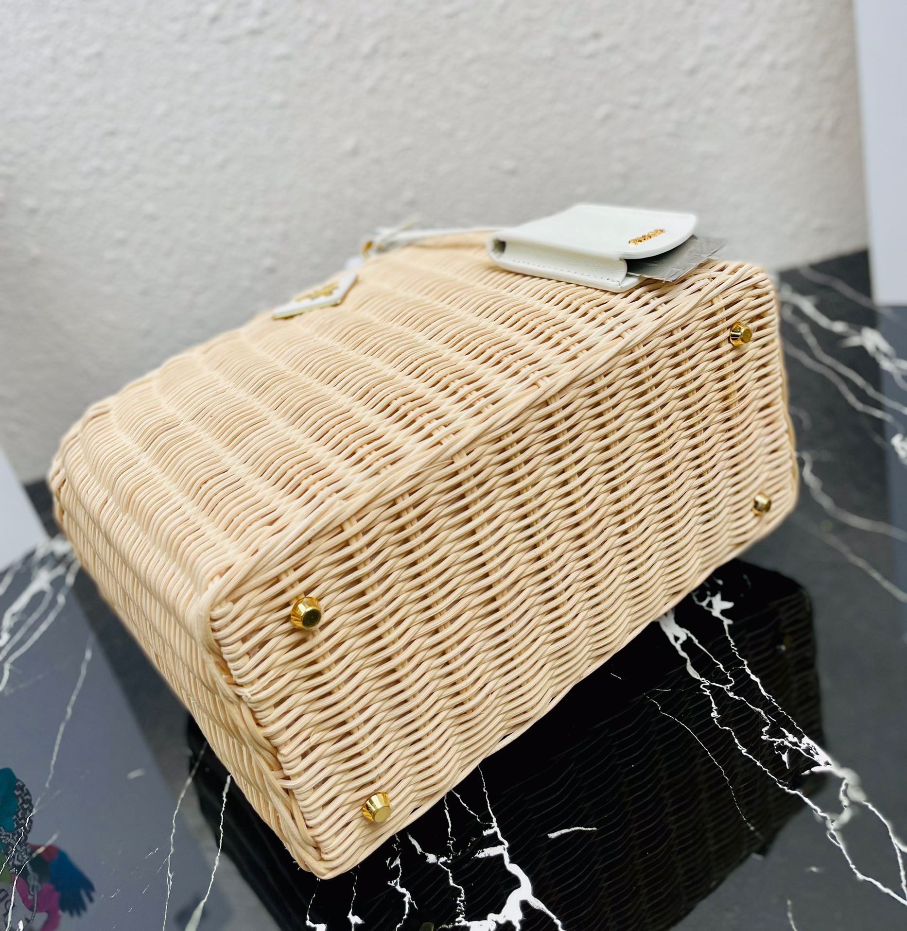 Pra*a tote bag in wicker and white canvas