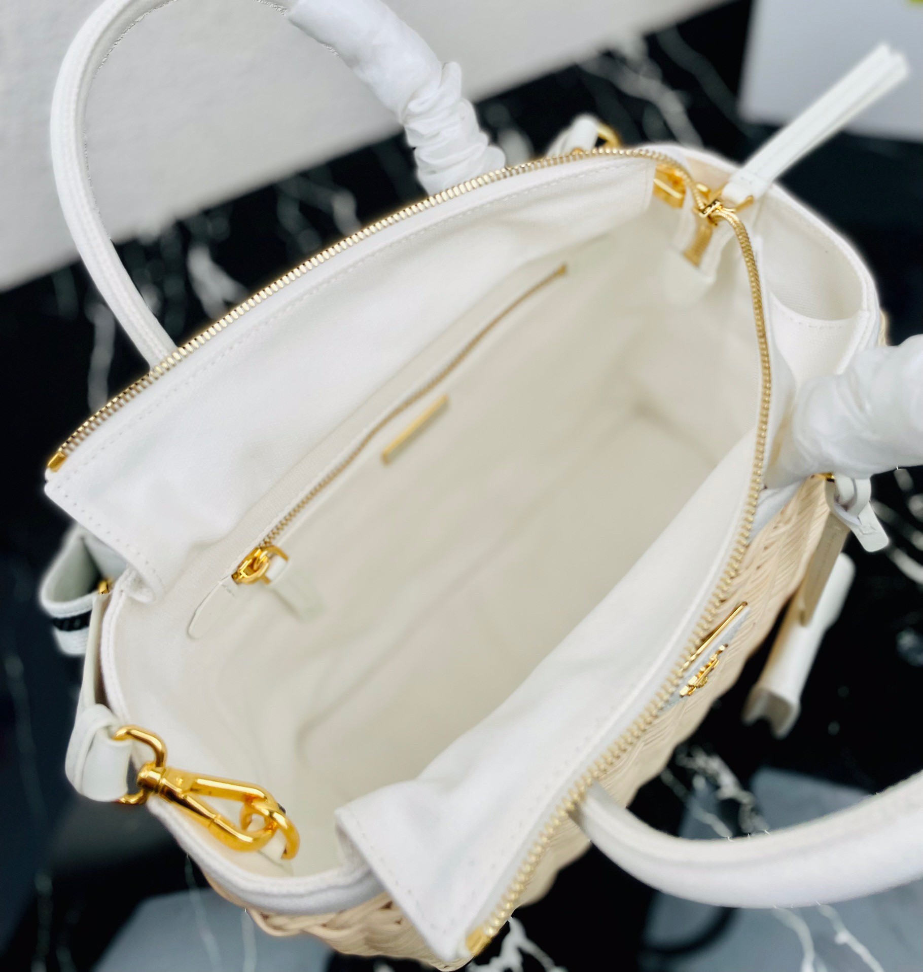 Pra*a tote bag in wicker and white canvas